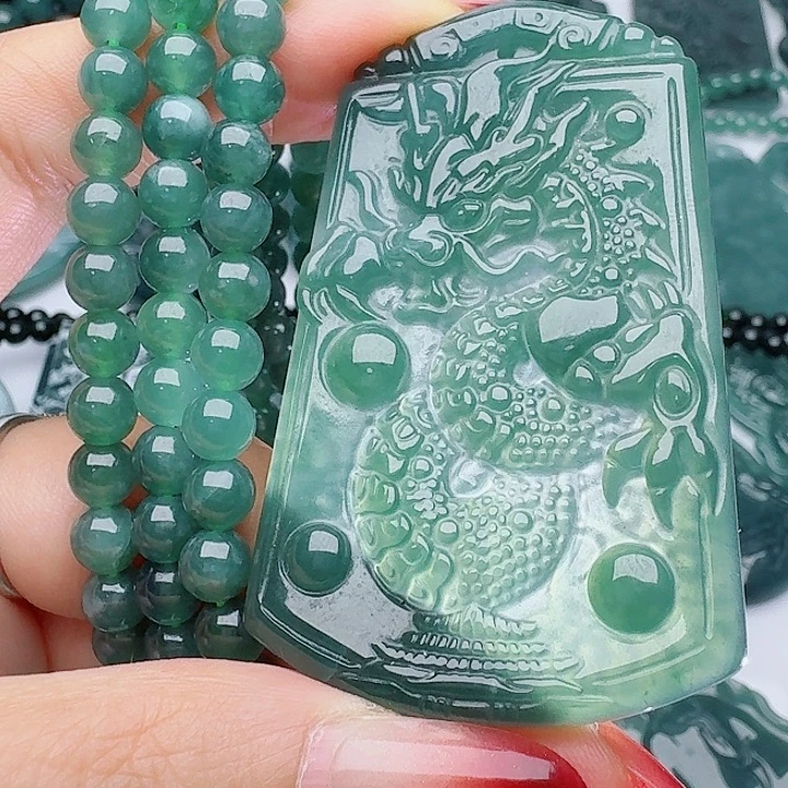 翡翠未镶嵌颈饰多样性发其一