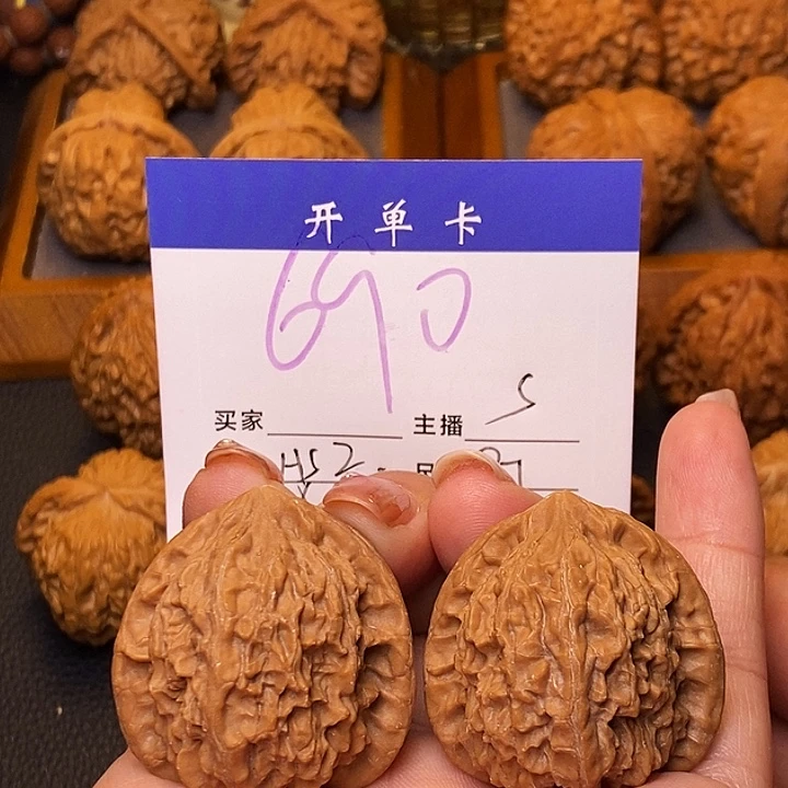 吊坠桃核红狮子37无刀痕s