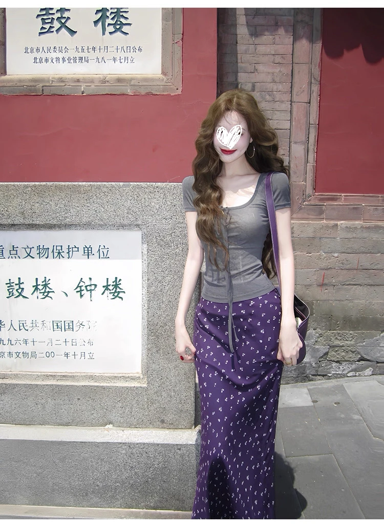 浅灰系带短袖上衣紫色碎花半裙套装