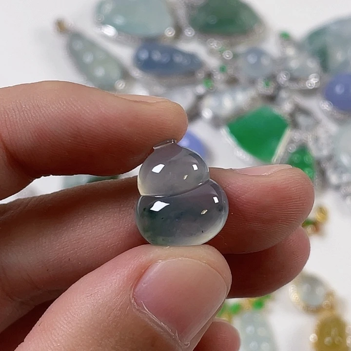 翡翠未镶嵌颈饰葫芦