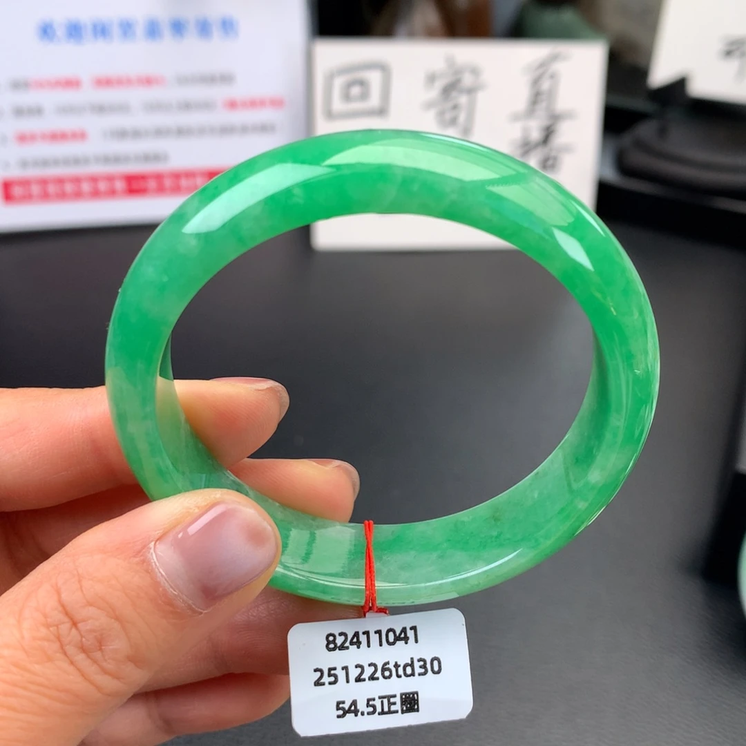 翡翠未镶嵌手镯种老肉细满色阳绿【强推】