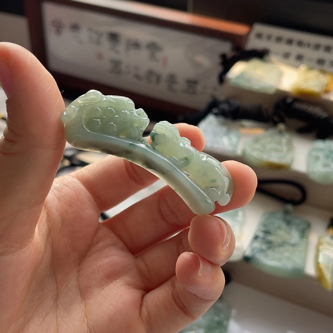 翡翠未镶嵌颈饰貔貅龙手牌