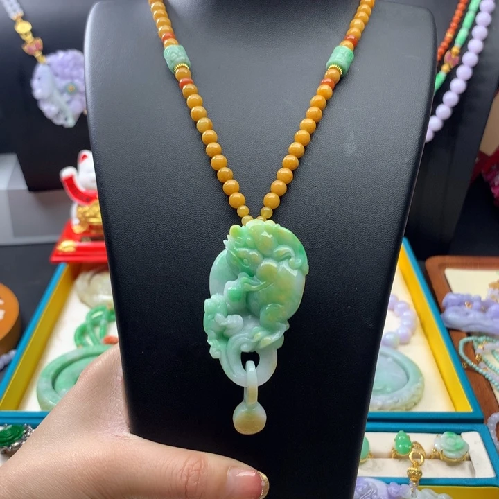 翡翠颈饰未镶嵌翡翠貔貅