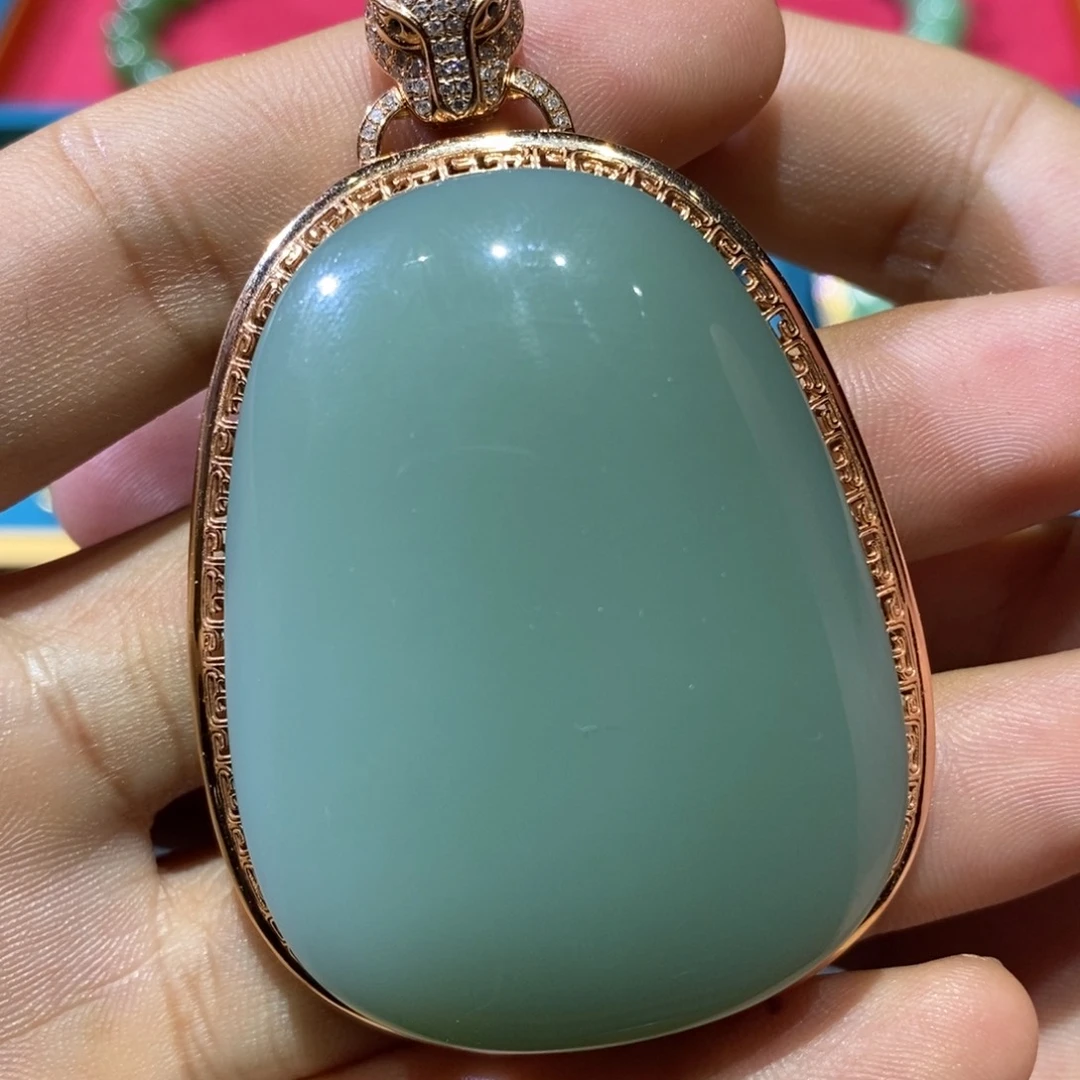 颈饰18K金镶嵌和田玉（碧玉）