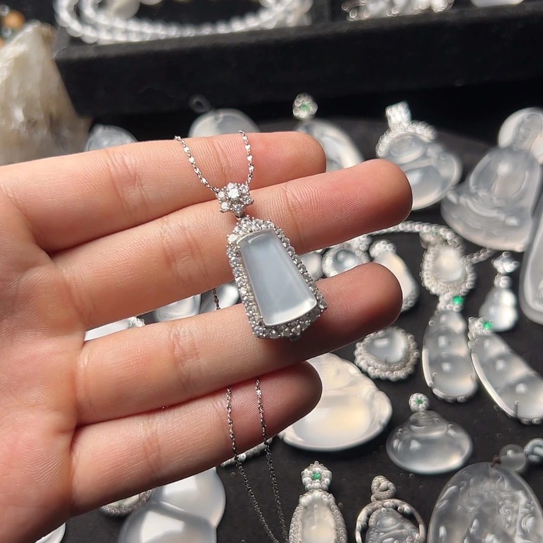 天***鹫石英质玉合金颈饰茅台白无事牌