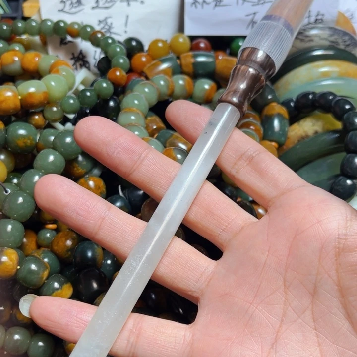 蛇纹石玉颈饰合金