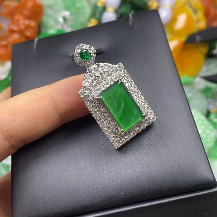 翡翠未镶嵌吊坠(赠链)