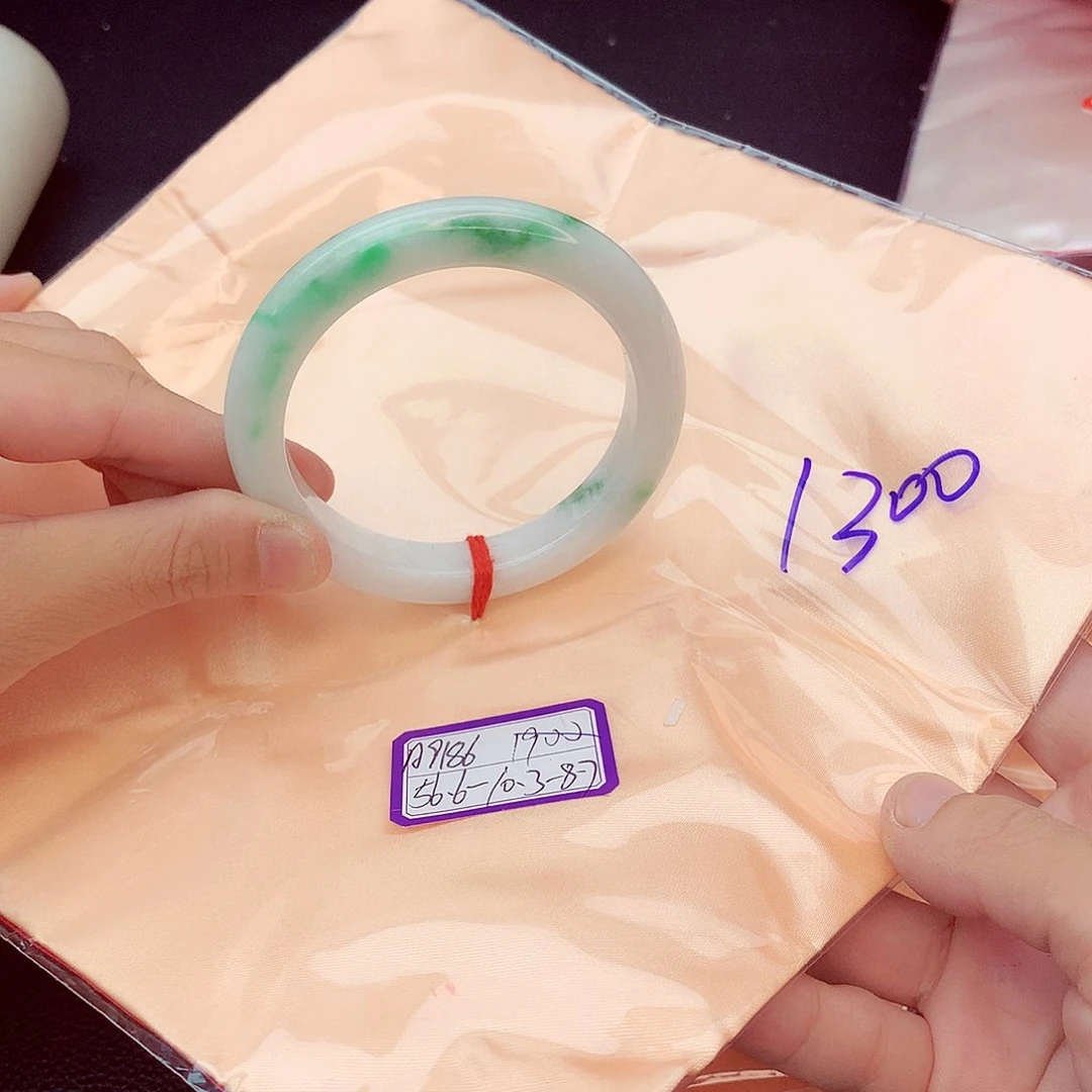 翡翠手镯未镶嵌翡翠