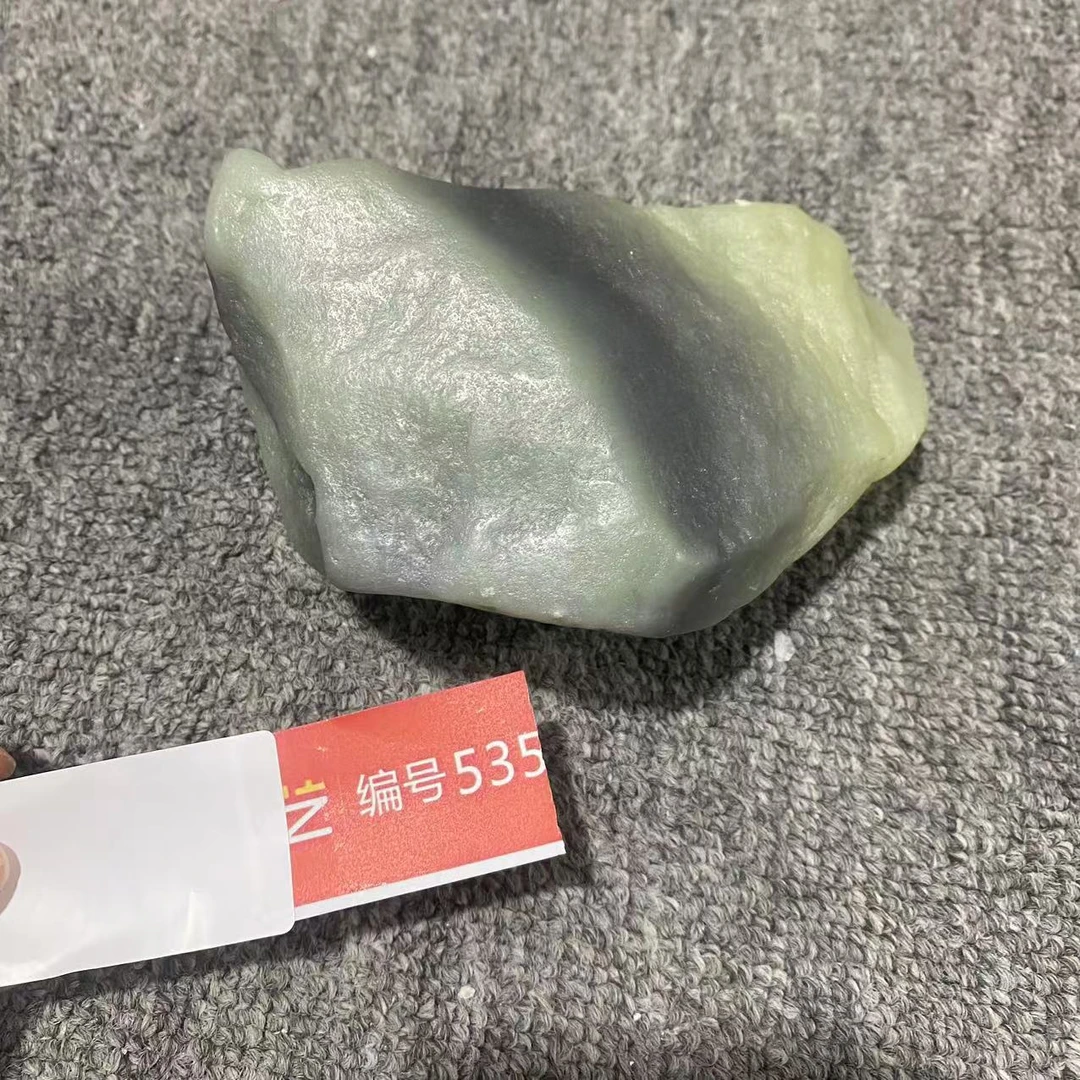 新疆玉料原石发一件编号535