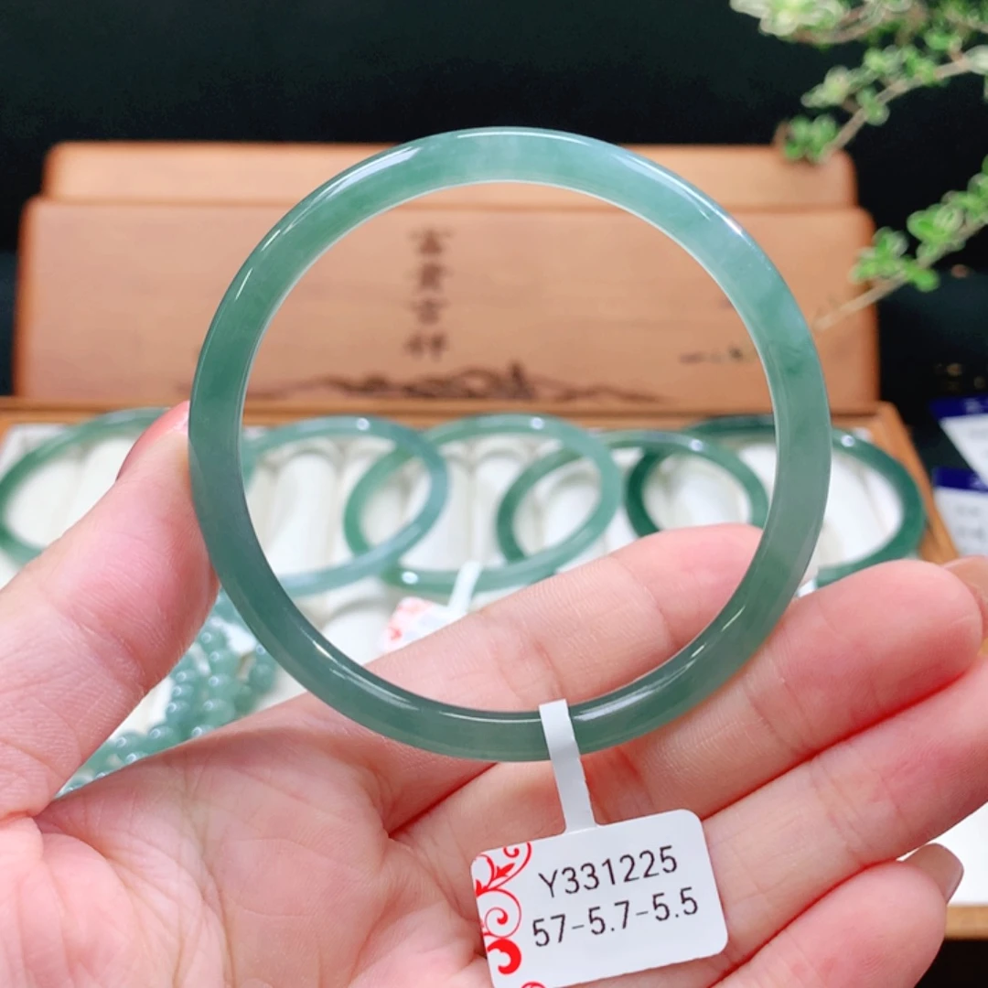 翡翠手镯未镶嵌天然