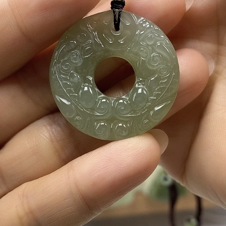 雯***寳和田玉未镶嵌颈饰