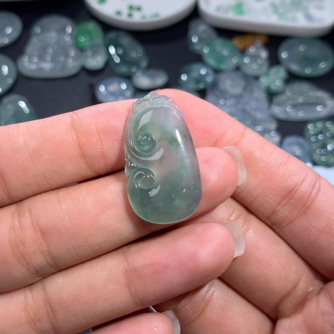 翡翠裸石未镶嵌飘花如意