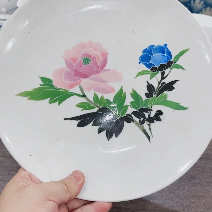 釉下五彩的瓷器和瓷器