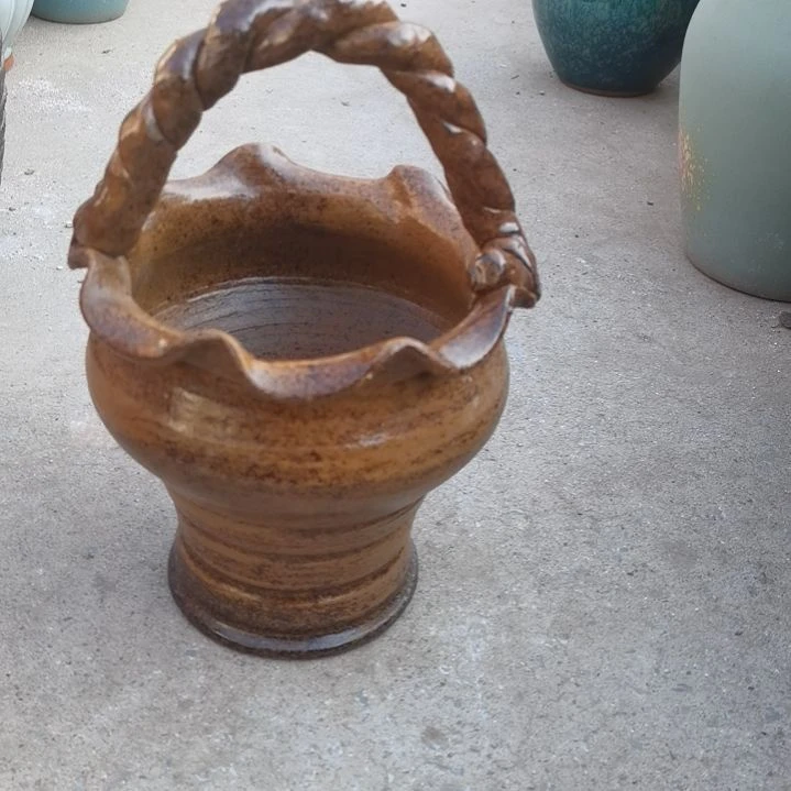 红陶瑕疵手工盆子。。