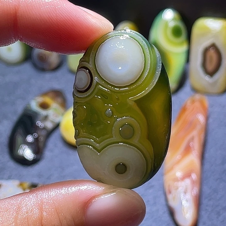 龙***牙玛瑙/玉髓未镶嵌珠宝奇石