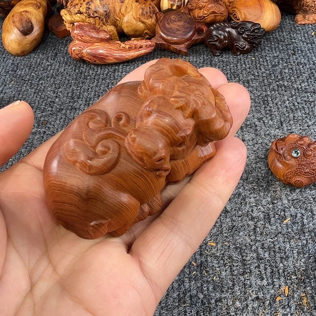 崖柏崖柏黑油玉华手把件，牛