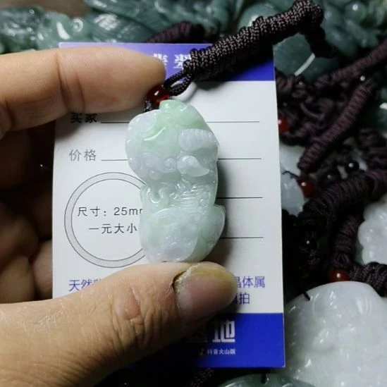 翡翠未镶嵌颈饰挂件