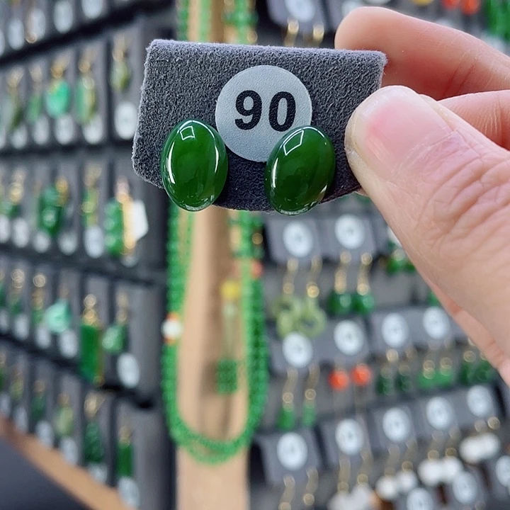 18K金镶嵌和田玉耳饰