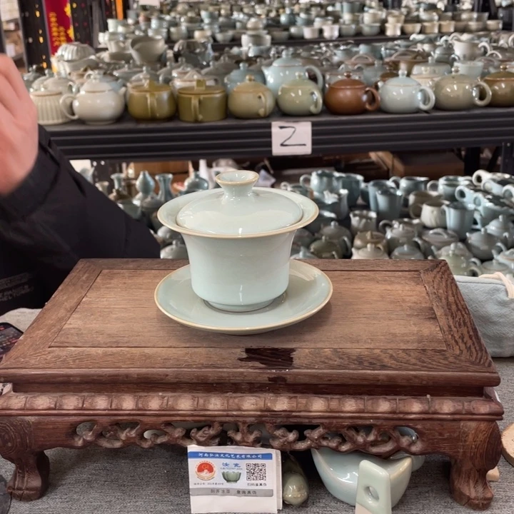 摆件天青釉手拉支烧马蹄盖碗