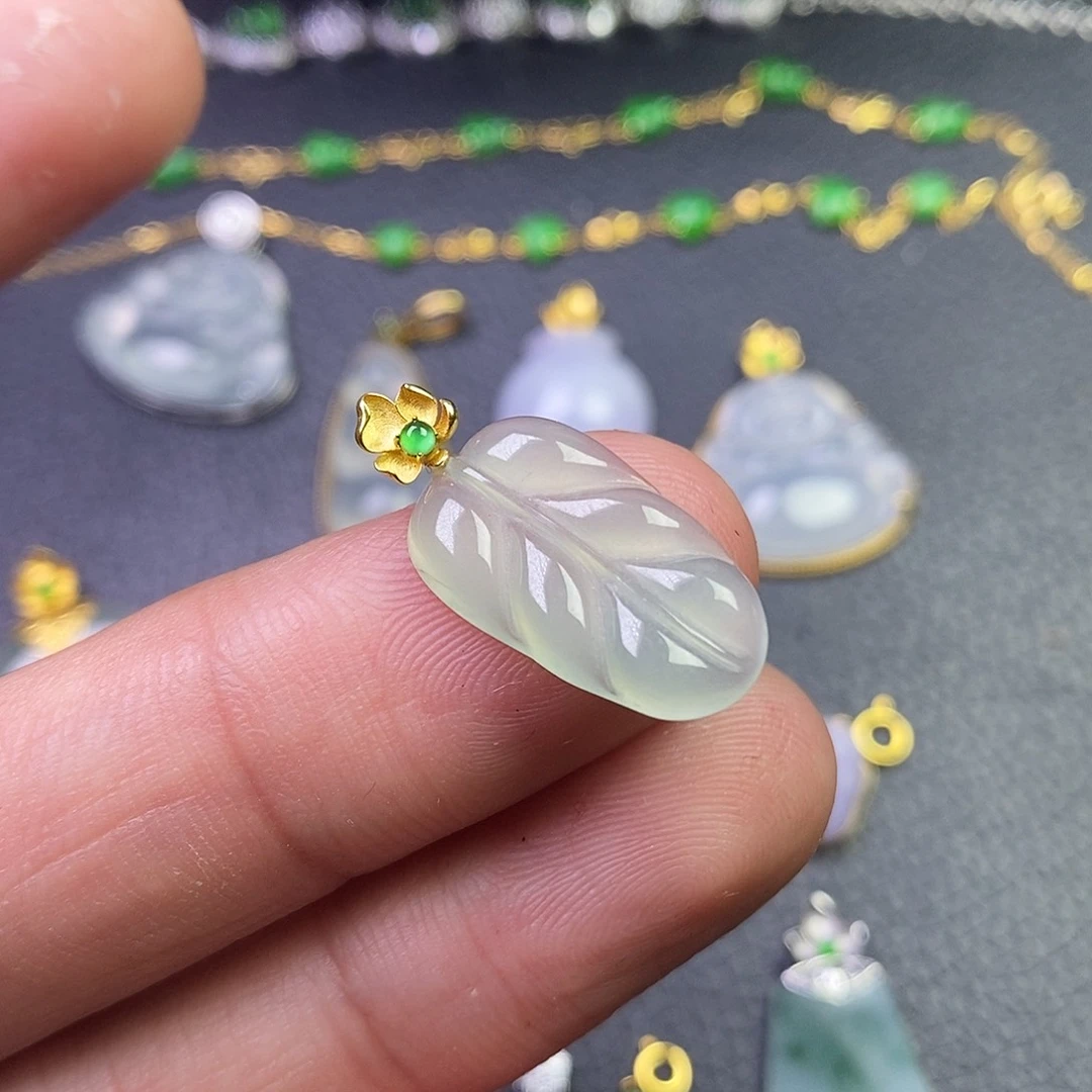 颈饰18K金镶嵌翡翠