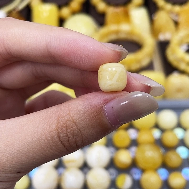 琥珀未镶嵌裸石9.2*9mm瑕 468