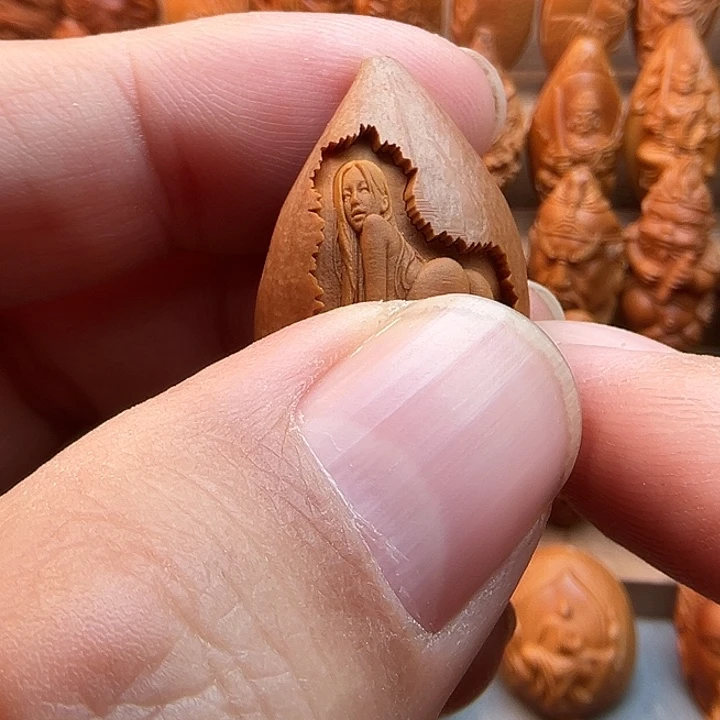 橄榄核吊坠20美女