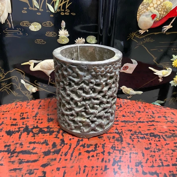 复古个性竹雕镂空笔筒有使用痕迹