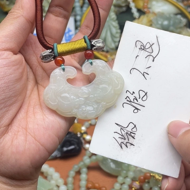 蛇纹石玉吊坠合金