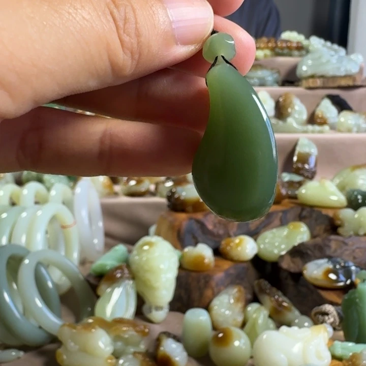 颈饰未镶嵌和田玉（糖玉）