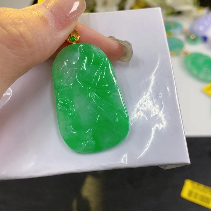 翡翠18K金镶嵌颈饰