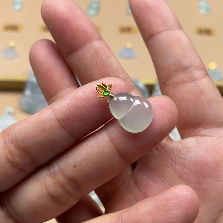 翡翠18K金镶嵌颈饰葫芦