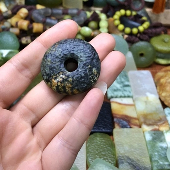 岫玉未镶嵌颈饰岫
