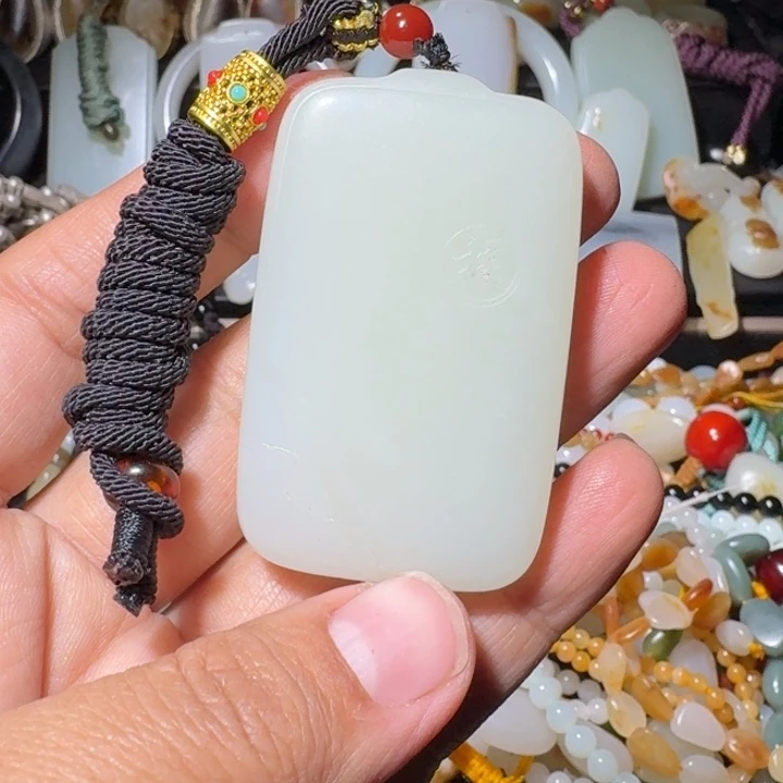 和田玉未镶嵌吊坠(赠链)