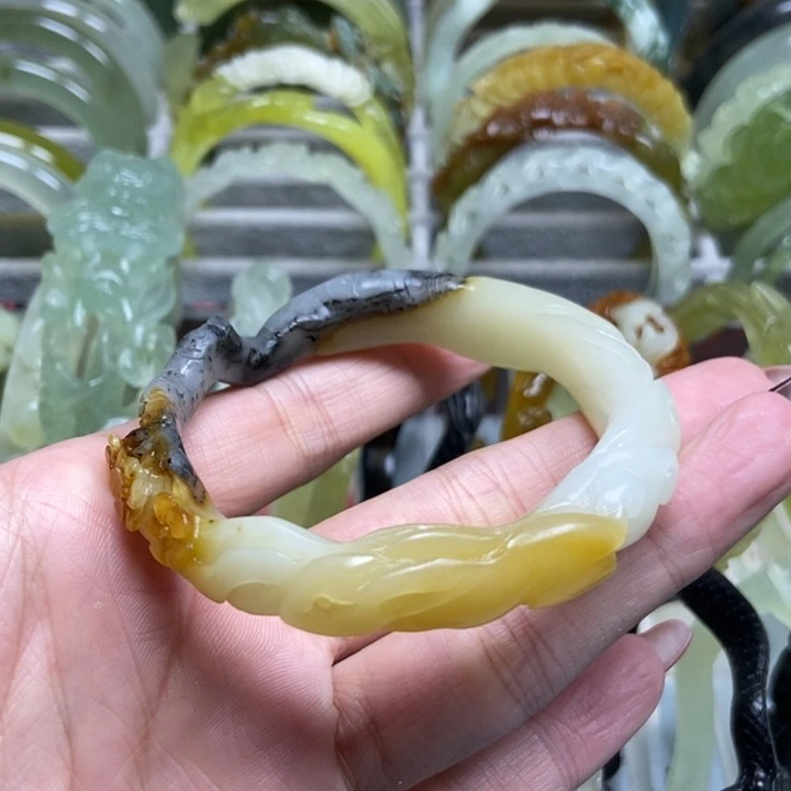 蛇纹石玉手镯未镶嵌兔*宝