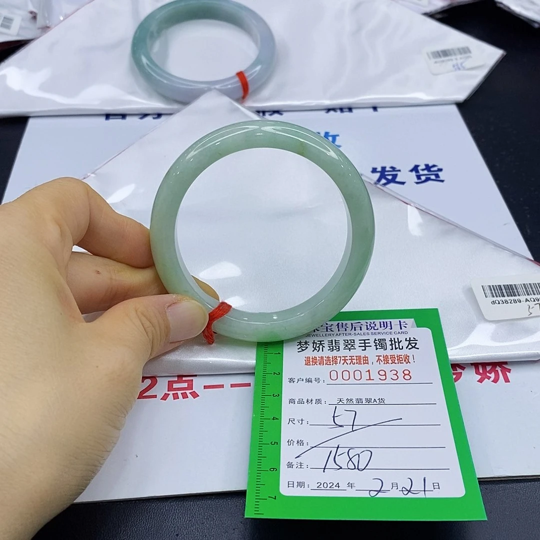 翡翠手镯未镶嵌翡翠手镯
