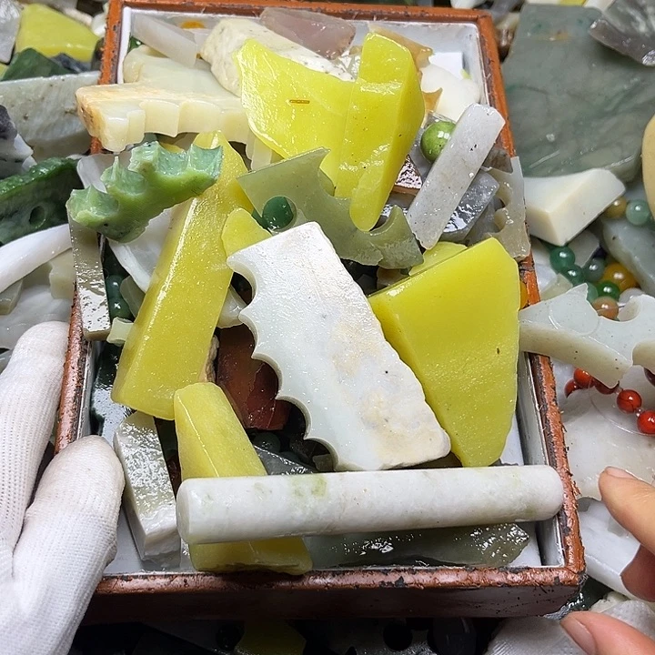未镶嵌透闪石质玉珠宝奇石征**胜