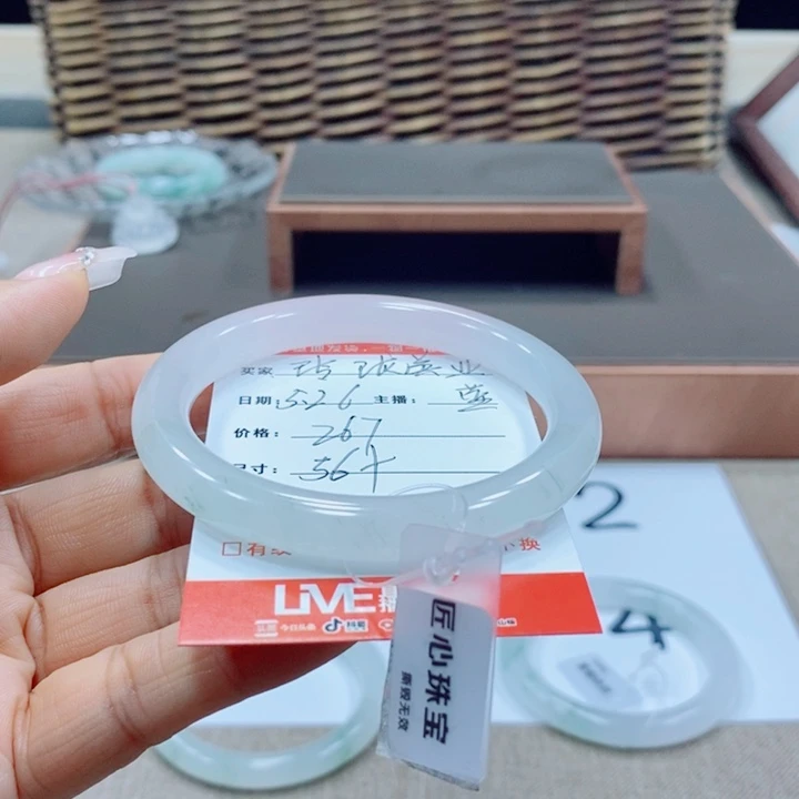 石英质玉手镯未镶嵌玲****）