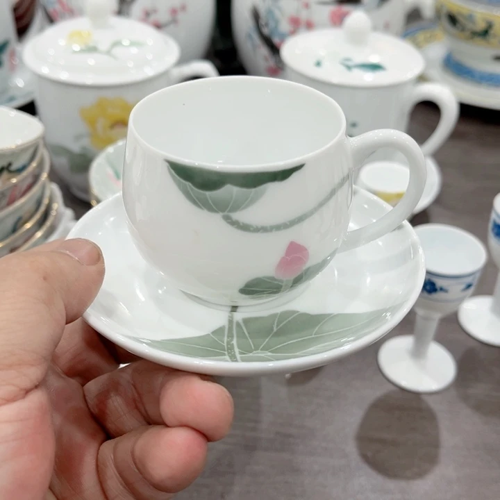 壶釉下五彩的瓷器和瓷器