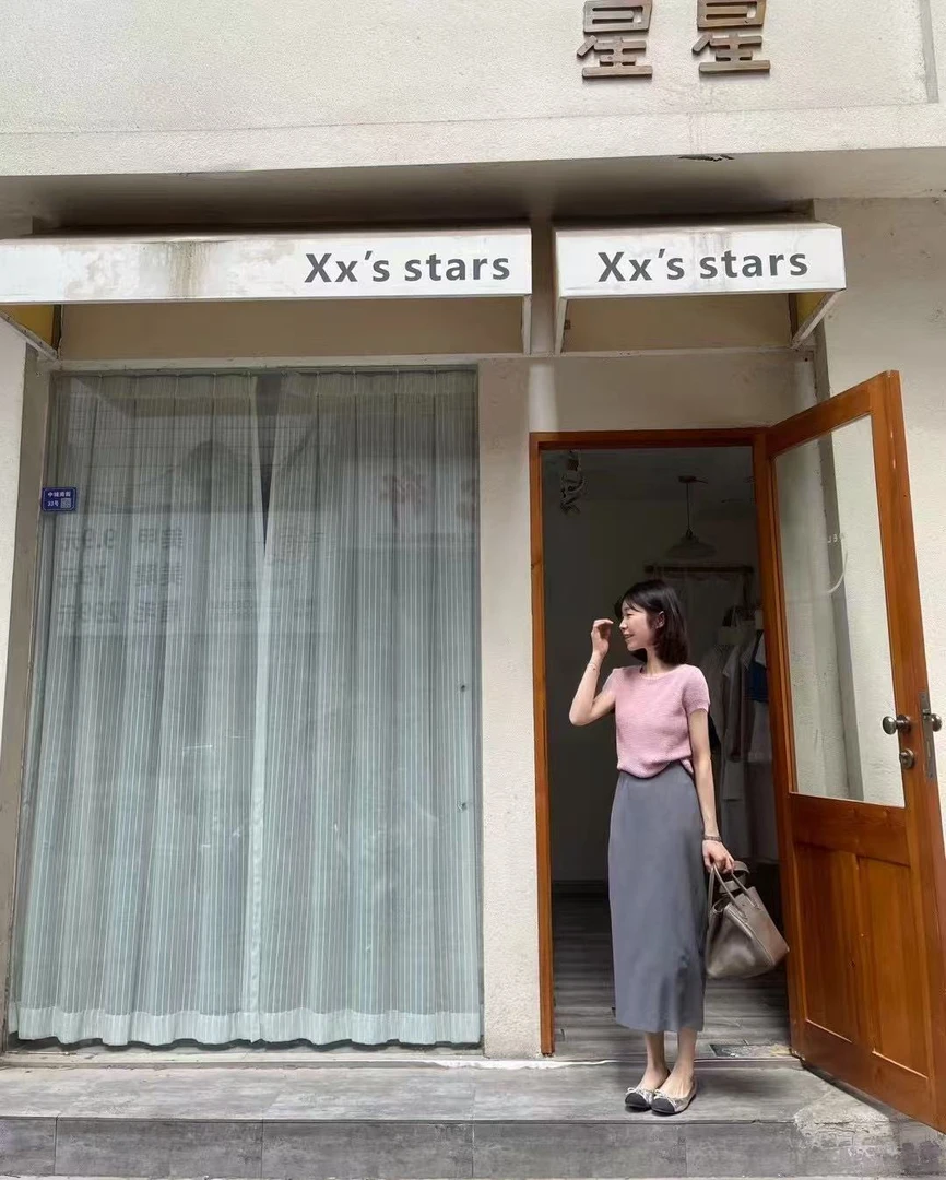 2025春夏新款韩系减龄高级感粉色圆领短袖针织上衣高腰灰色半身裙