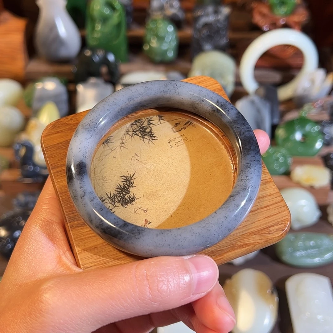 莉***周和田玉未镶嵌颈饰