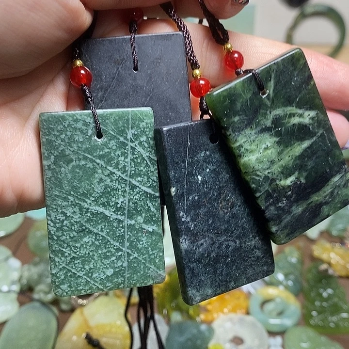 蛇纹石玉吊坠未镶嵌