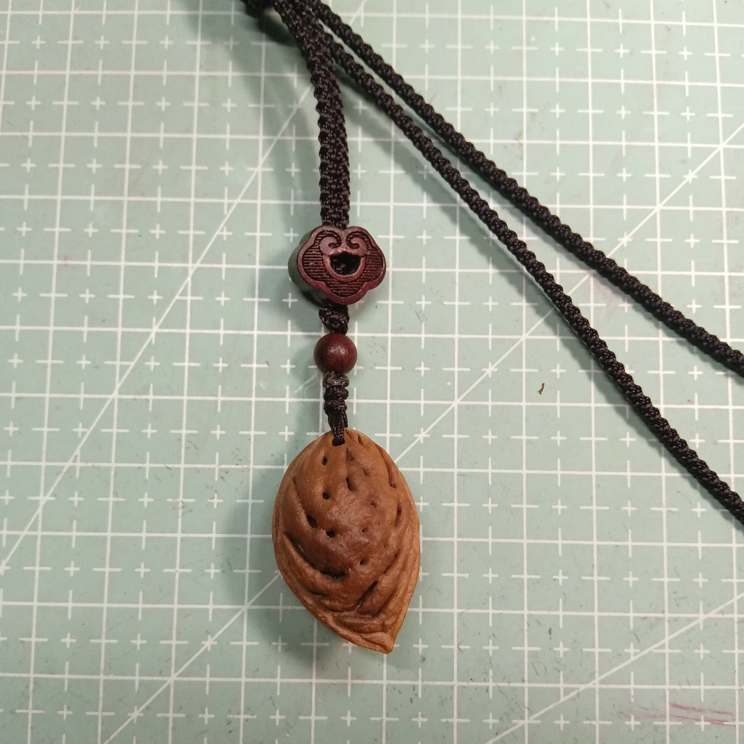 高山老树野桃枭，服饰搭配，车内吉祥挂件核长31㎜，核宽20㎜，核肚16㎜