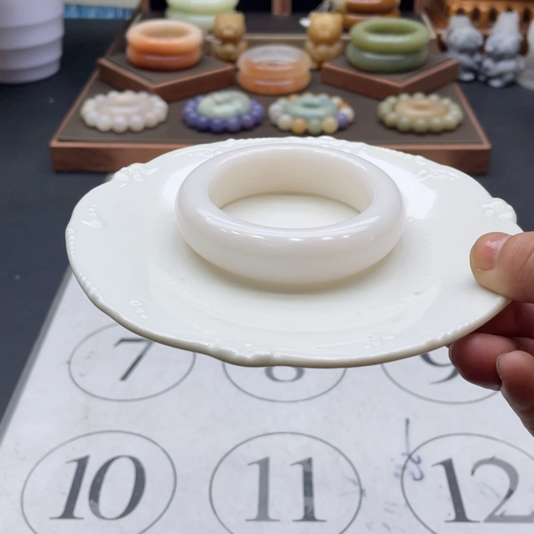 兔***喵石英岩玉未镶嵌手镯