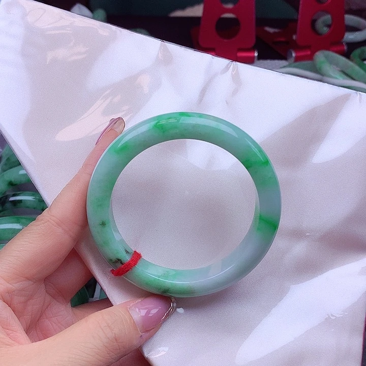 翡翠手镯未镶嵌翡翠