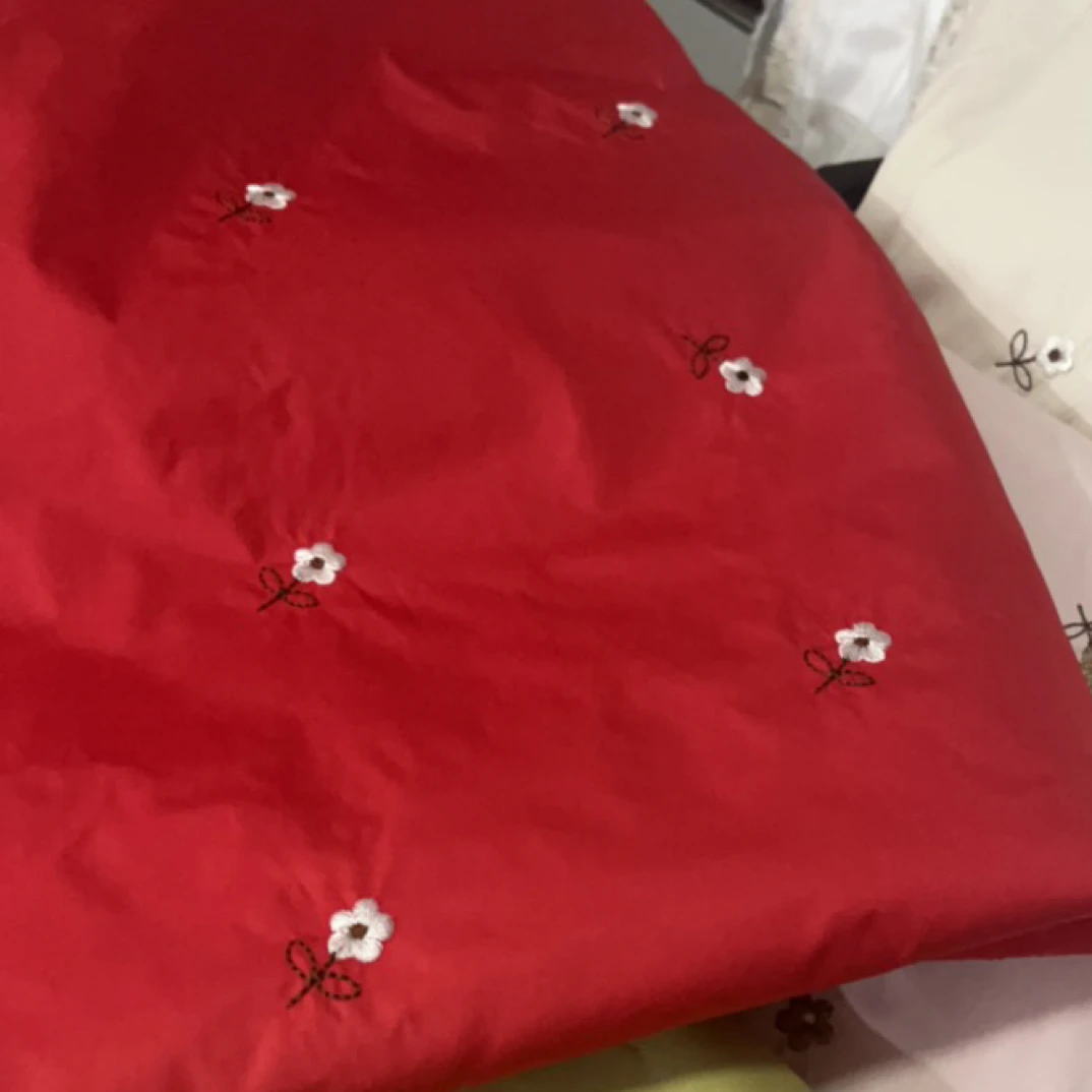 国风甜美中国红刺绣小花三合一羽绒服装布料、宽幅1.5米2米28