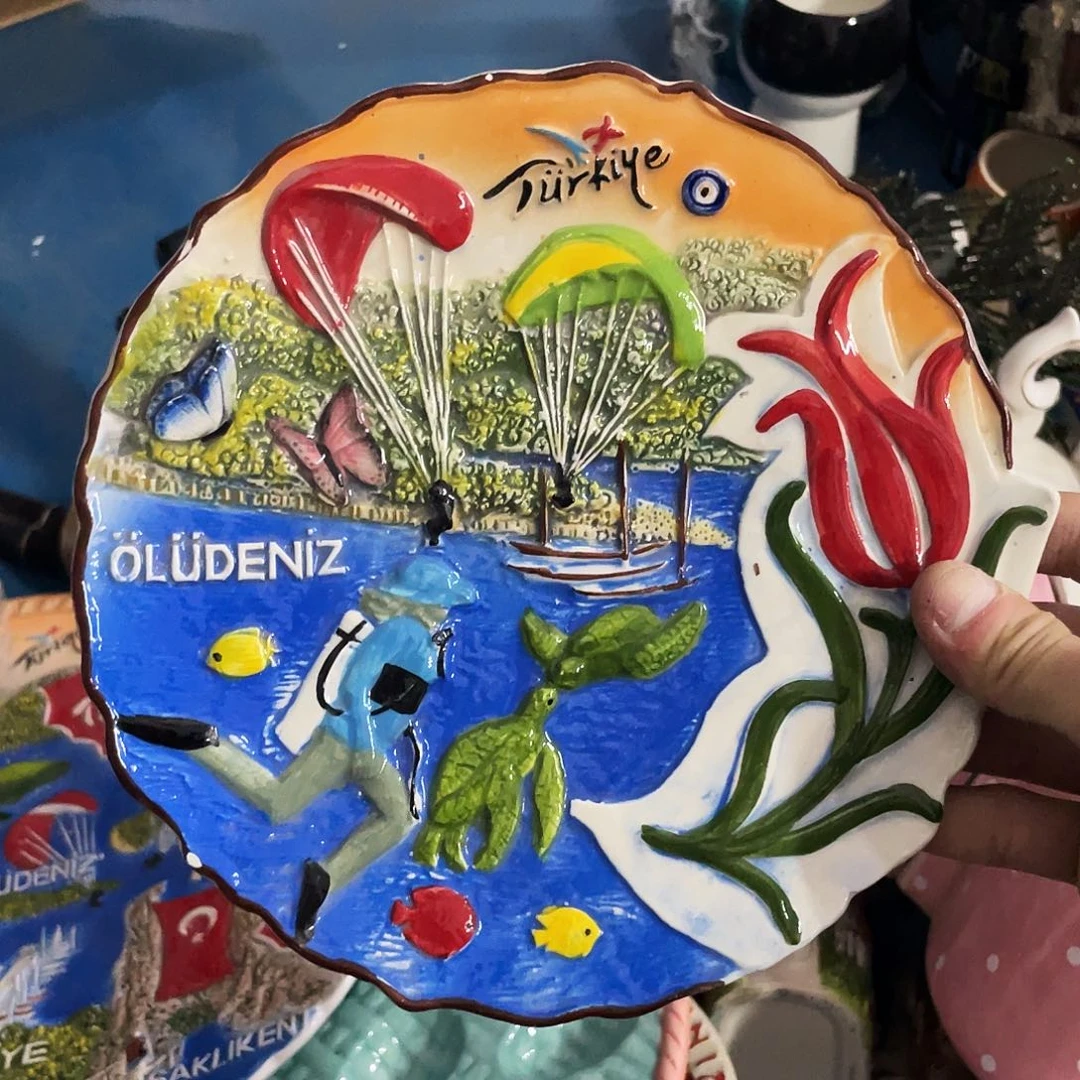 摆件  磕碰。 封釉。      