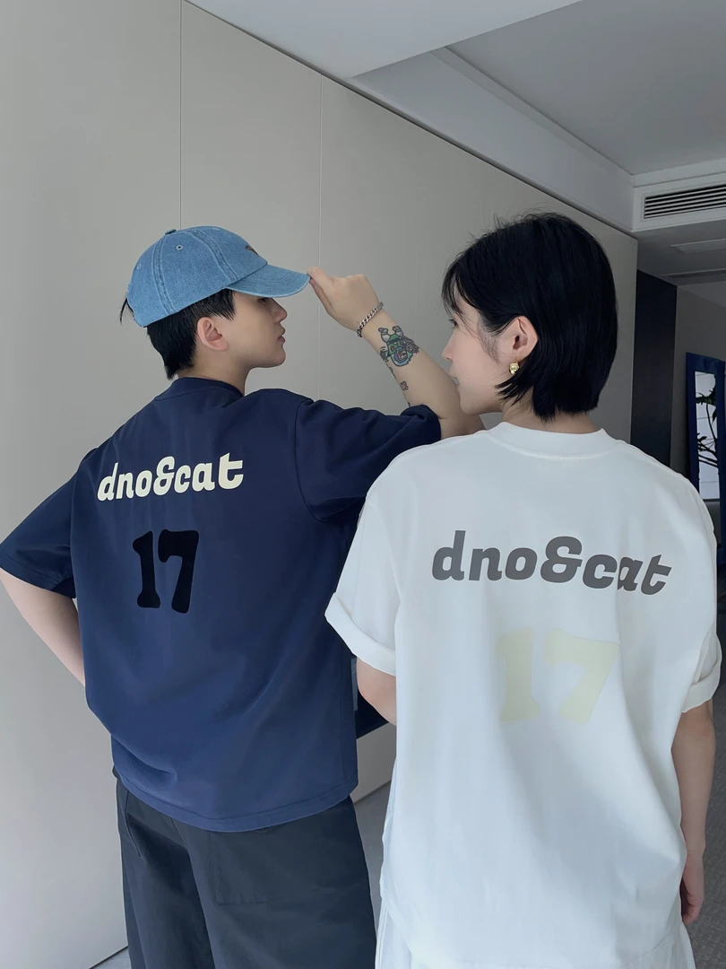 DNOCAT 【数字17】植绒印花设计小领口宽松简约重磅男女同款短袖T恤