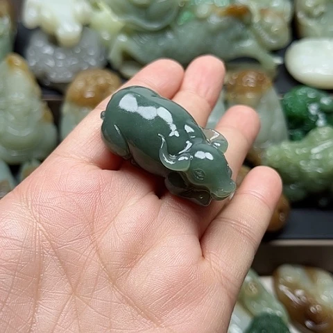 和田玉未镶嵌颈饰龍**人