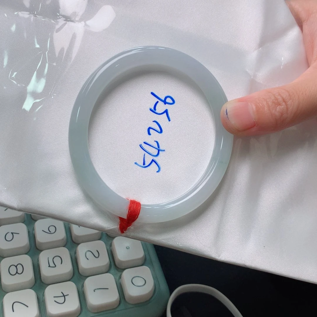 翡翠手镯未镶嵌翡翠