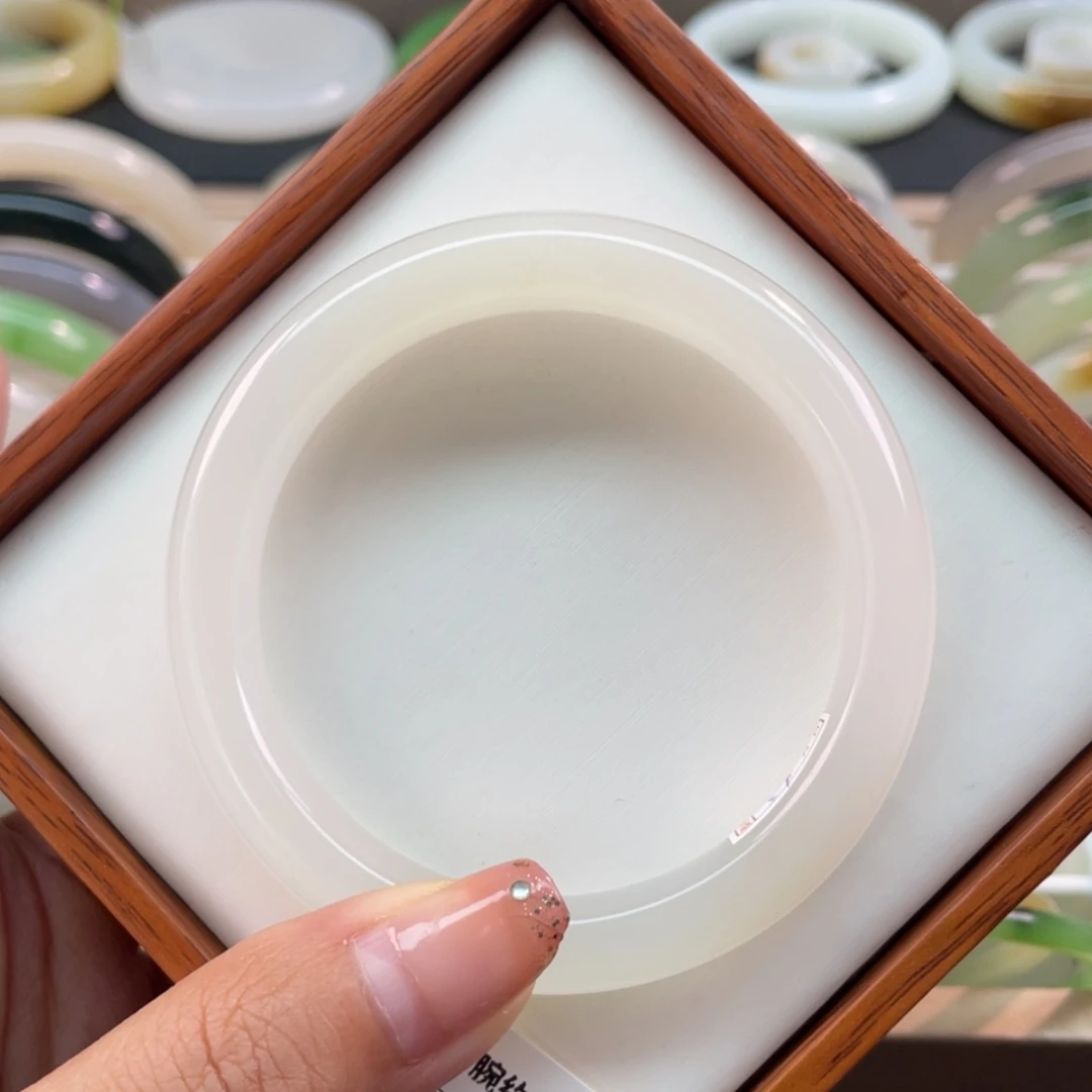 【闪购商品】和田玉手镯未镶嵌57